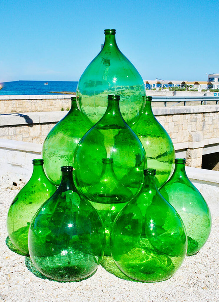 Pyramidenset aus grünen Vintage-Glasflaschen für Wein, vertikal  - Foto, Bild