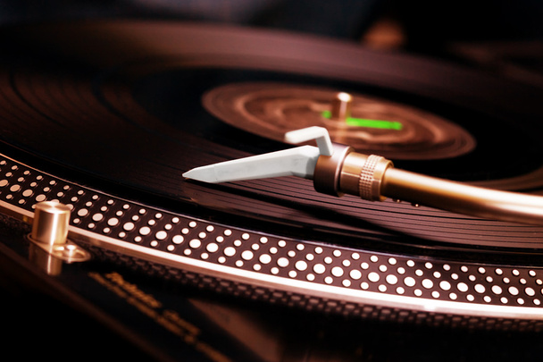 Turntable playing vinyl record - Zdjęcie, obraz