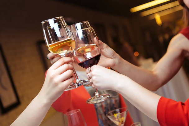 Glaasjes wijn gezien tijdens een gezellig feestje van een feest. - Foto, afbeelding
