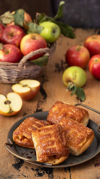 Ciasta francuskie z jabłkami - Zdjęcie, obraz