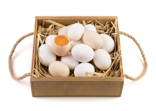 Œufs de poulet de couleur blanche et brune avec un œuf cassé au centre. - Photo, image
