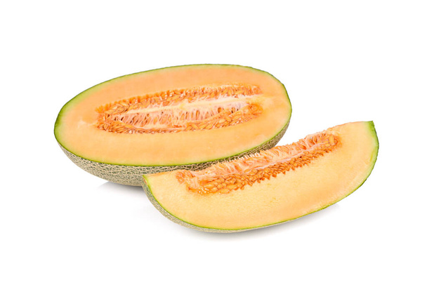 half gesneden rijpe meloen op witte achtergrond - Foto, afbeelding