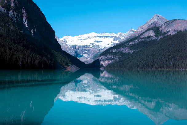 Νερό αντανάκλαση τοπίο της λίμνης Louise Καναδά. όμορφο φυσικό τοπίο . - Φωτογραφία, εικόνα