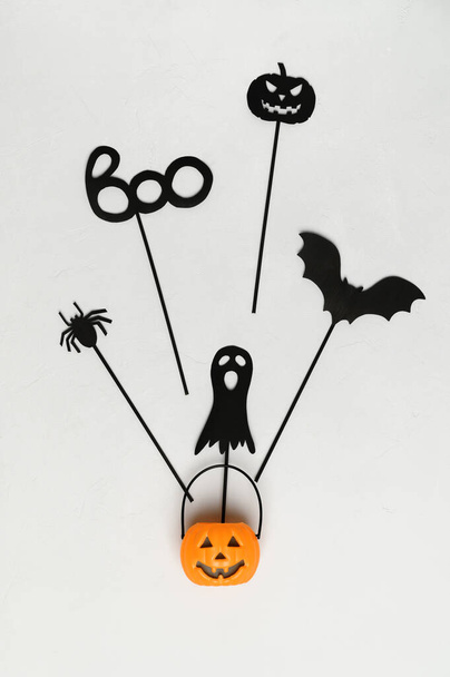 Feliz Halloween de fondo. Top ver accesorios de fiesta de Halloween y calabaza Jack-O-linterna sobre fondo blanco. - Foto, imagen