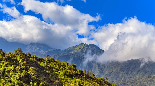 インドシナの山の風景テラス緑の草青の空の雲トンキニーズアルプスサパ,ベトナム北部. - 写真・画像