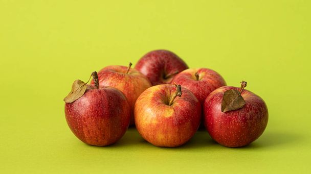 Fresh  Apples  on green background - Foto, Bild