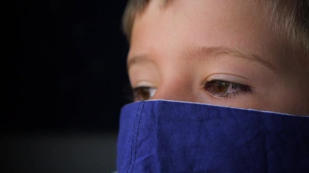 Yüz maskeli çocuk trenden pencereye bakıyor. Yüzü maskeli bir çocuk, değişen manzarayı trenden izliyor. Virüs koruması, covid-19 salgını önleme. Genç gezgin okula geri dönüyor. - Video, Çekim
