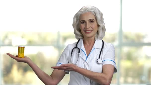 Idős nő orvos kezében egy üveg tablettát. - Felvétel, videó