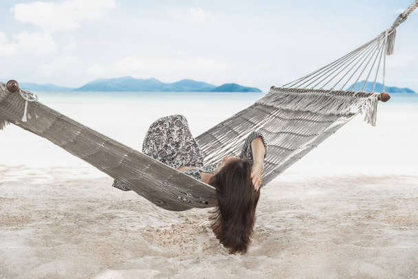 Femme relaxante dans l'hamac à la plage tropicale en vacances d'été - Photo, image