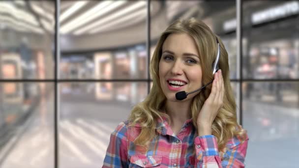 Zamknij uśmiechnięty operator call center rozmawiając z klientem. - Materiał filmowy, wideo