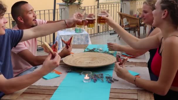 Czas wznieść toast za przyjaźń, podczas gdy jemy piwo i pizzę. - Materiał filmowy, wideo