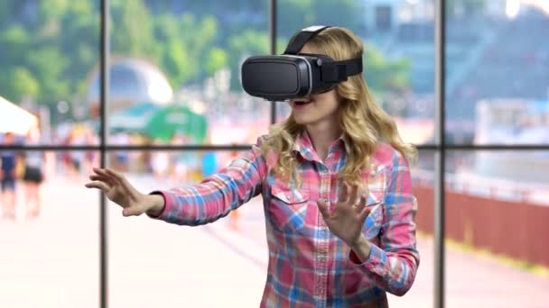 Nuori nainen VR lasit virtuaalitodellisuus. - Materiaali, video
