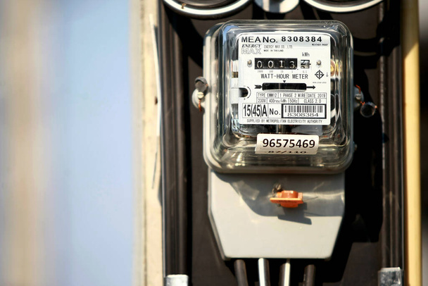 Licznik energii elektrycznej na biegunie elektrycznym w 2020 roku 4 kwietnia w Bangkoku Tajlandia - Zdjęcie, obraz