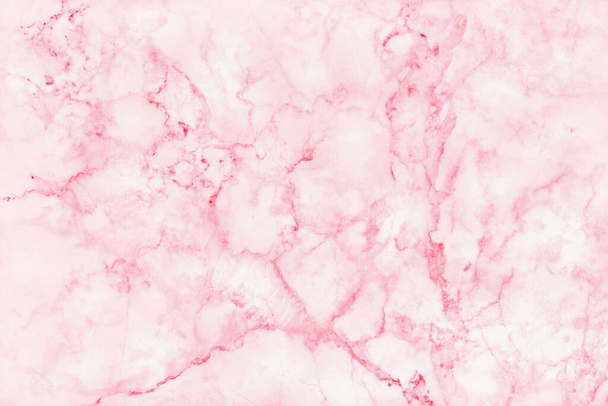 Вид сверху на розовый фактурный мрамор, натуральный каменный пол с безглазым узором для контрастной керамики и интерьера.. - Фото, изображение
