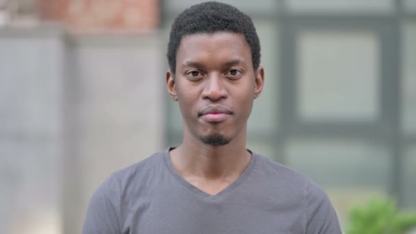 Portrét mladého Afričana, který říká "ano" vrtěním hlavou - Záběry, video