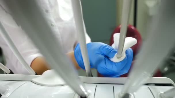 Valmistellaan hammaskaappi potilaille. Puhdistus ja desinfiointi syljen heitin moderni hammaslääketieteen. Sterilointi ja desinfiointi lääketieteellinen yksikkö klinikalla, puhdas lääketieteellinen laitos. 4 k video - Materiaali, video