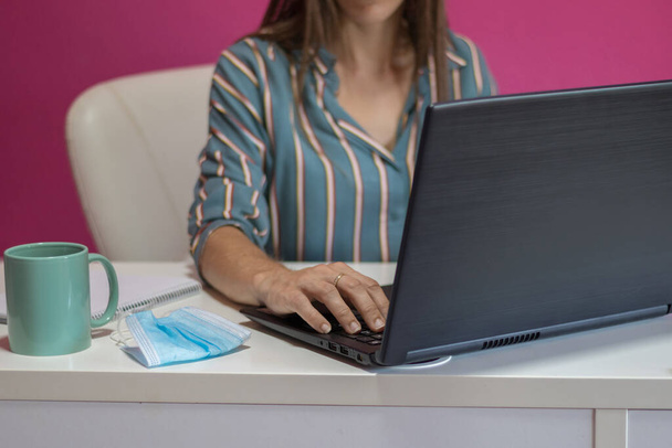 Жінка працює зі своїм ноутбуком
 - Фото, зображення
