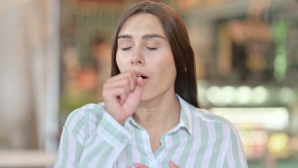 Portret van zieke jonge Latijnse vrouw hoesten, Keelpijn - Video