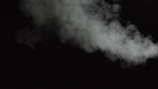 Weißer Wasserdampf auf schwarzem Hintergrund. Nahaufnahme. Langsam steigt weißer Rauch auf. Abstrakte Dunstwolke. Animation Nebeleffekt. Rauchereffekt 4K - Foto, Bild