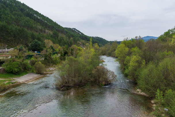 Άποψη του ποταμού, η φυσική βλάστηση της περιοχής και τα βουνά - Φωτογραφία, εικόνα