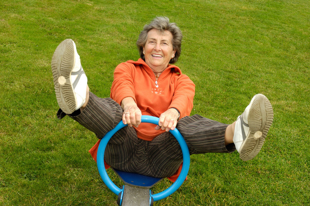Mujer mayor en un balancín
 - Foto, Imagen