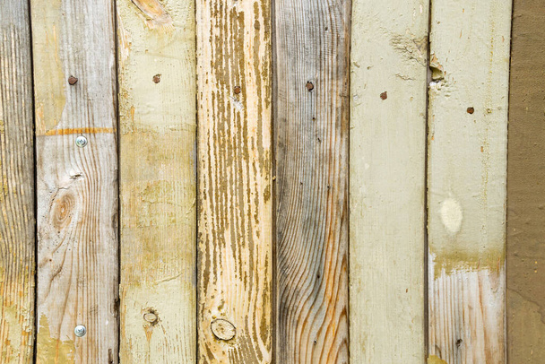 ancienne texture rétro de clôture jaune en bois vieille peinture avec des clous. contexte - Photo, image