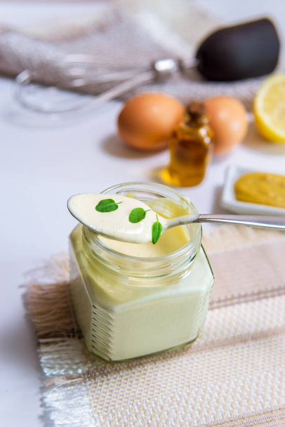 Natural mayonnaise ingredients and the sauce itself. eggs, mustard, lemon oil - Photo, Image