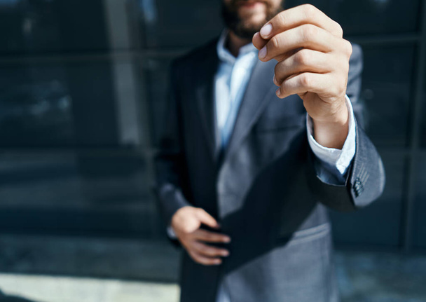 Un homme d'affaires à l'extérieur tient la main d'un gros plan officiel - Photo, image