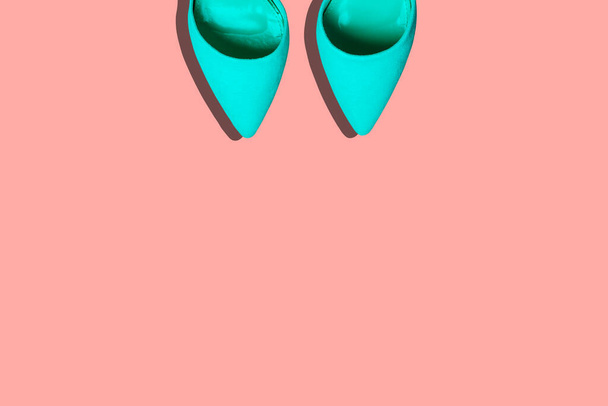 Tyrkysové boty na vysokém podpatku na pastelově růžovém pozadí. Módní ženy barevné pozadí. pohled shora na ploché rozvržení. Módní blog - Fotografie, Obrázek