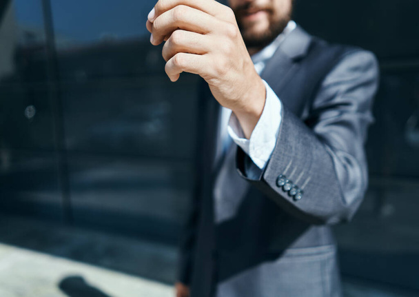 Ένας επιχειρηματίας έξω κρατά το χέρι ενός επίσημου κοντινό πλάνο - Φωτογραφία, εικόνα