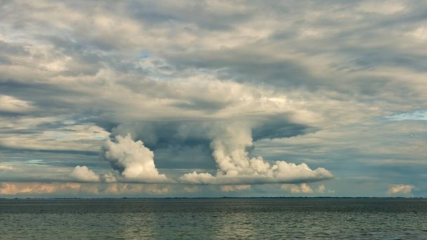 Nubes de truenos sobre el océano. Se puede utilizar como fondo - Foto, Imagen