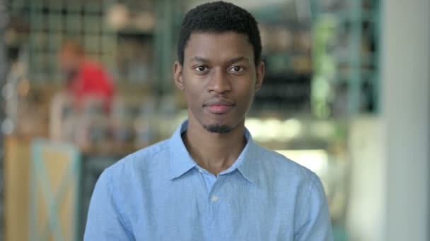Genç Afrikalı Adam 'ın portresi Sallanan Kafa' dan Evet - Video, Çekim