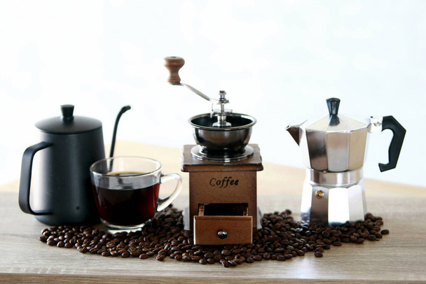 コーヒー豆とドリップケトルセット付きの手動コーヒーグラインダー - 写真・画像
