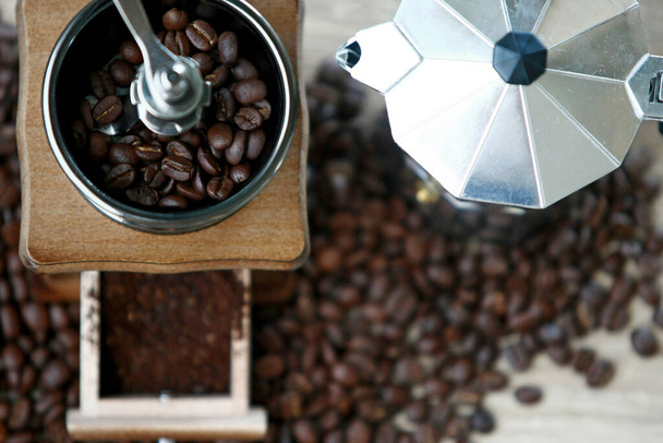 Μηχανικός μύλος καφέ με κόκκους καφέ και σετ βραστήρων σταγόνων - Φωτογραφία, εικόνα