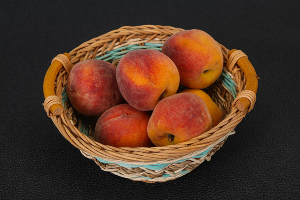 Kypsä persikka kasa puinen kori - Valokuva, kuva
