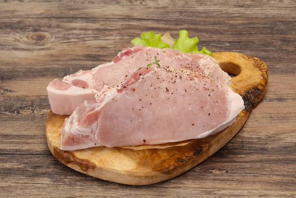 Carne di maiale cruda bistecca pronta per la griglia - Foto, immagini