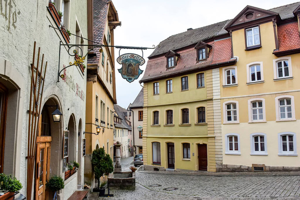 Old Town Hall Rathaus et étroite rue médiévale avec des maisons bavaroises traditionnelles dans la vieille ville de Rothenburg ob der Tauber, Bavière, Allemagne. novembre 2014 - Photo, image