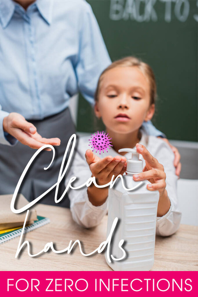 selectieve focus van schoolmeisje toepassen hand sanitizer in de buurt van leraar en schone handen voor nul infecties belettering in de klas  - Foto, afbeelding