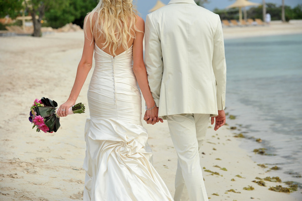 Menyasszony és a vőlegény séta kéz a kézben - Fotó, kép