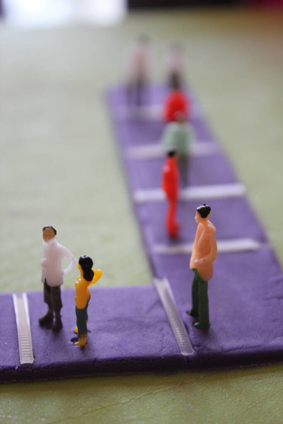 distance sociale distance concept de personnes figurines mini modèle à part arrière-plan avec espace de copie  - Photo, image
