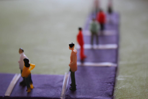 Soziale Distanz distanzierendes Konzept von Menschen Mini-Modell Figuren auseinander Hintergrund mit Kopierraum  - Foto, Bild