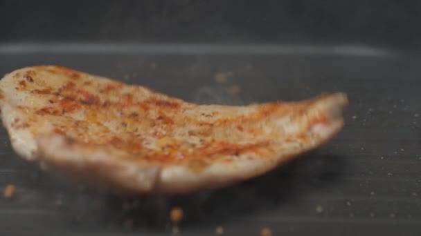 Zamknij profesjonalnego szefa kuchni grillując filet z kurczaka. Zwolniony ruch - Materiał filmowy, wideo