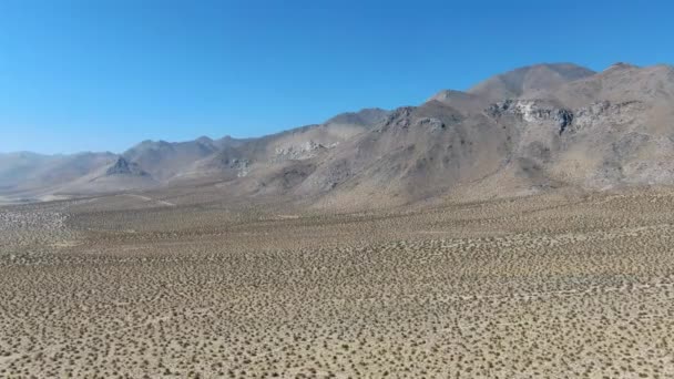 Luftaufnahme der Wüstenhügel unter blauem Himmel in der kalifornischen Mojave-Wüste, in der Nähe von Ridgecrest.  - Filmmaterial, Video