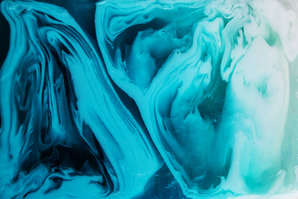 Абстрактный сине-белый фон. Синее и белое мыло.  - Фото, изображение