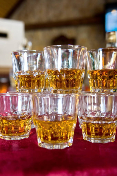 Окуляри з алкоголем на столі
  - Фото, зображення
