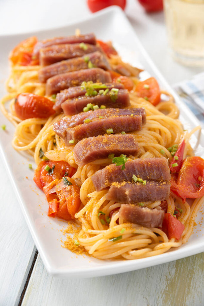 Prato de espaguete delicioso com atum e bottarga  - Foto, Imagem