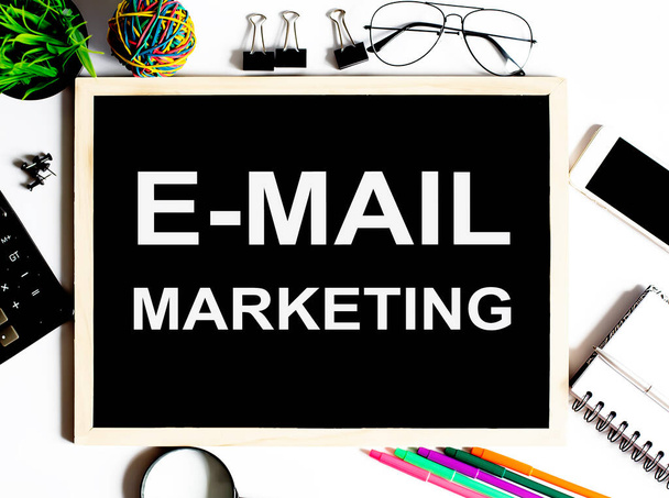 Концепция маркетинга по электронной почте на чертежной доске с офисными инструментами - Фото, изображение