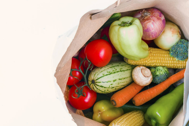 Värikkäitä vihanneksia sekoitus, ainesosat ja raaka ja orgaaninen kasvisruoka valkoisella taustalla - Valokuva, kuva