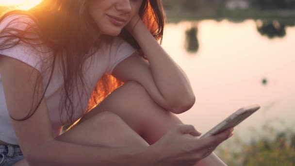 The woman uses a smartphone. - Felvétel, videó
