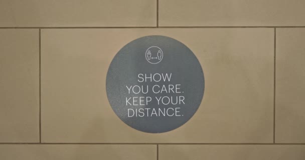 ホテルの床のデカールは、 6フィートの社会的距離を保つために旅行者を思い出させます。COVID-19 - 映像、動画